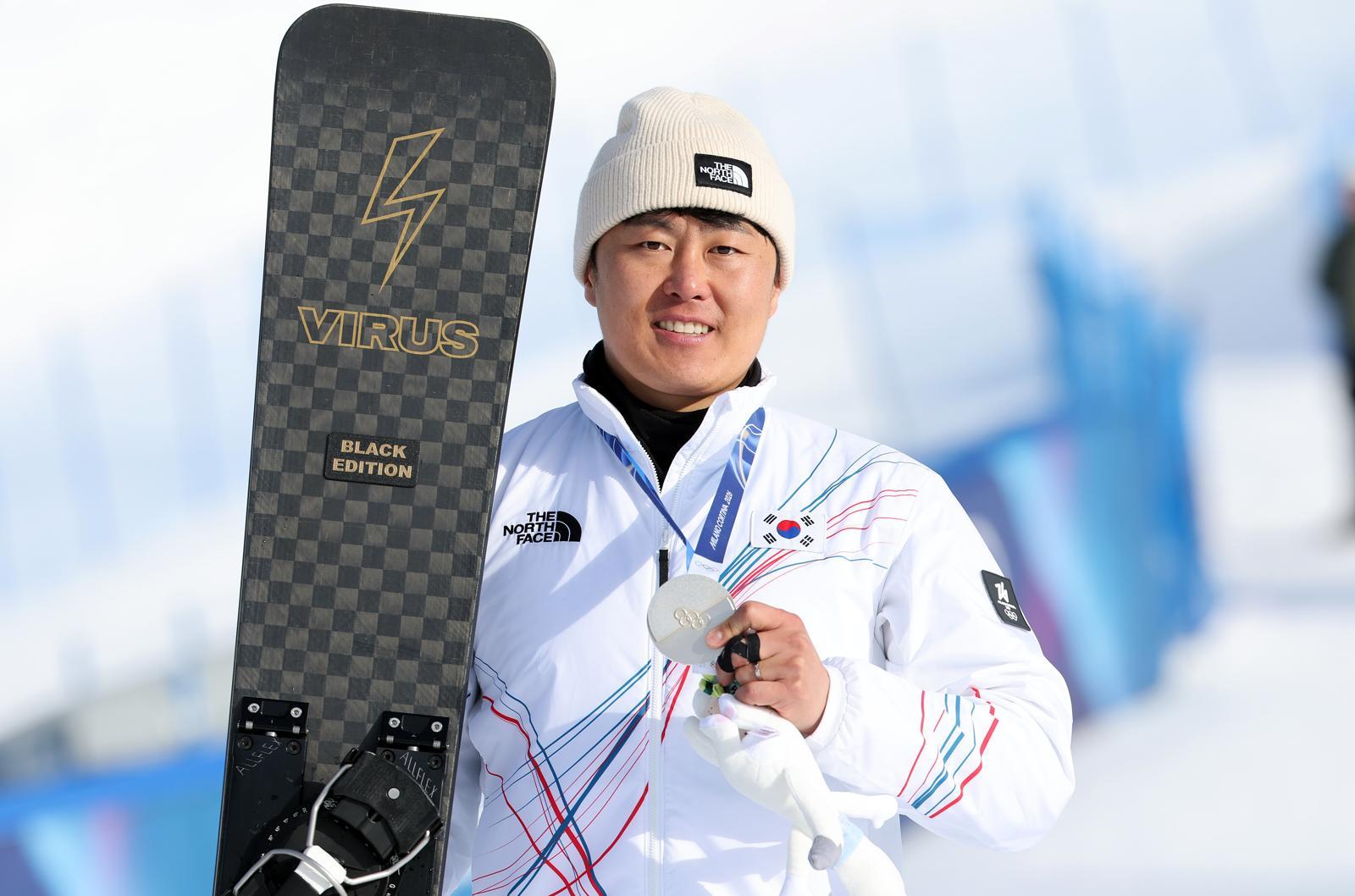 스노보드 국가대표 김상겸이 2026 밀라노-코르티나담페초 겨울올림픽 스노보드 남자 평행 회전 은메달을 손에 들고 기뻐하고 있다. 리비뇨=뉴스1