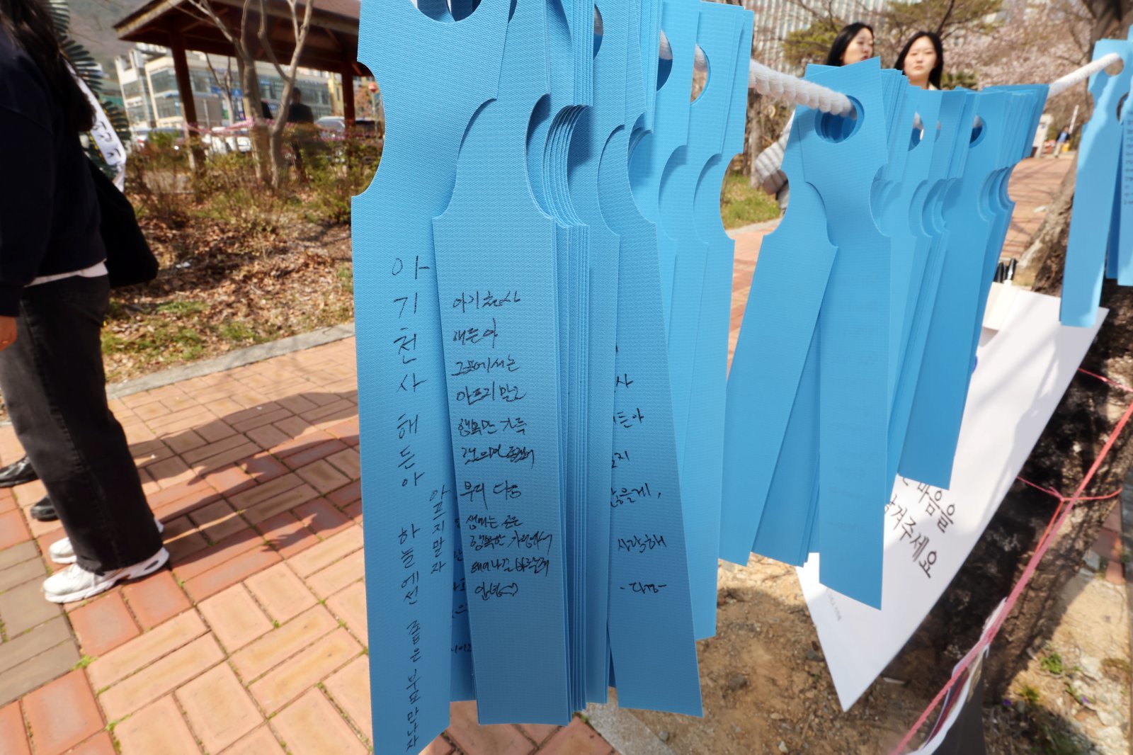 26일 광주지방법원 순천지원 앞 정문에서 열린 부모의 학대로 숨진 생후 4월 아기 ‘해든이’를 위로하는 추모식에 추모 메모가 걸려있다. 뉴스1