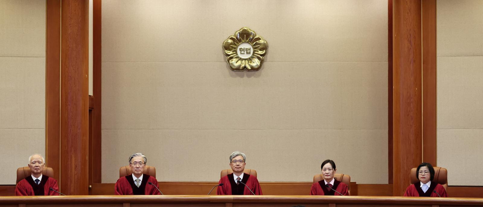 김상환 헌법재판소장과 재판관들이 26일 오후 서울 종로구 헌법재판소에서 열린 병역법 제85조 위헌제청에 대한 위헌법률심판사건 등 선고를 위해 대심판정에 자리하고 있다. 뉴스1