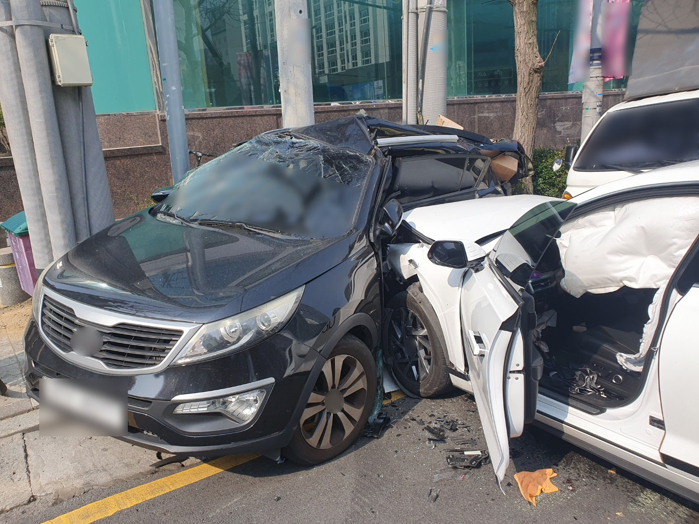 중앙선 넘어간 택시, 승용차 잇달아 ‘쾅’…1명 경상