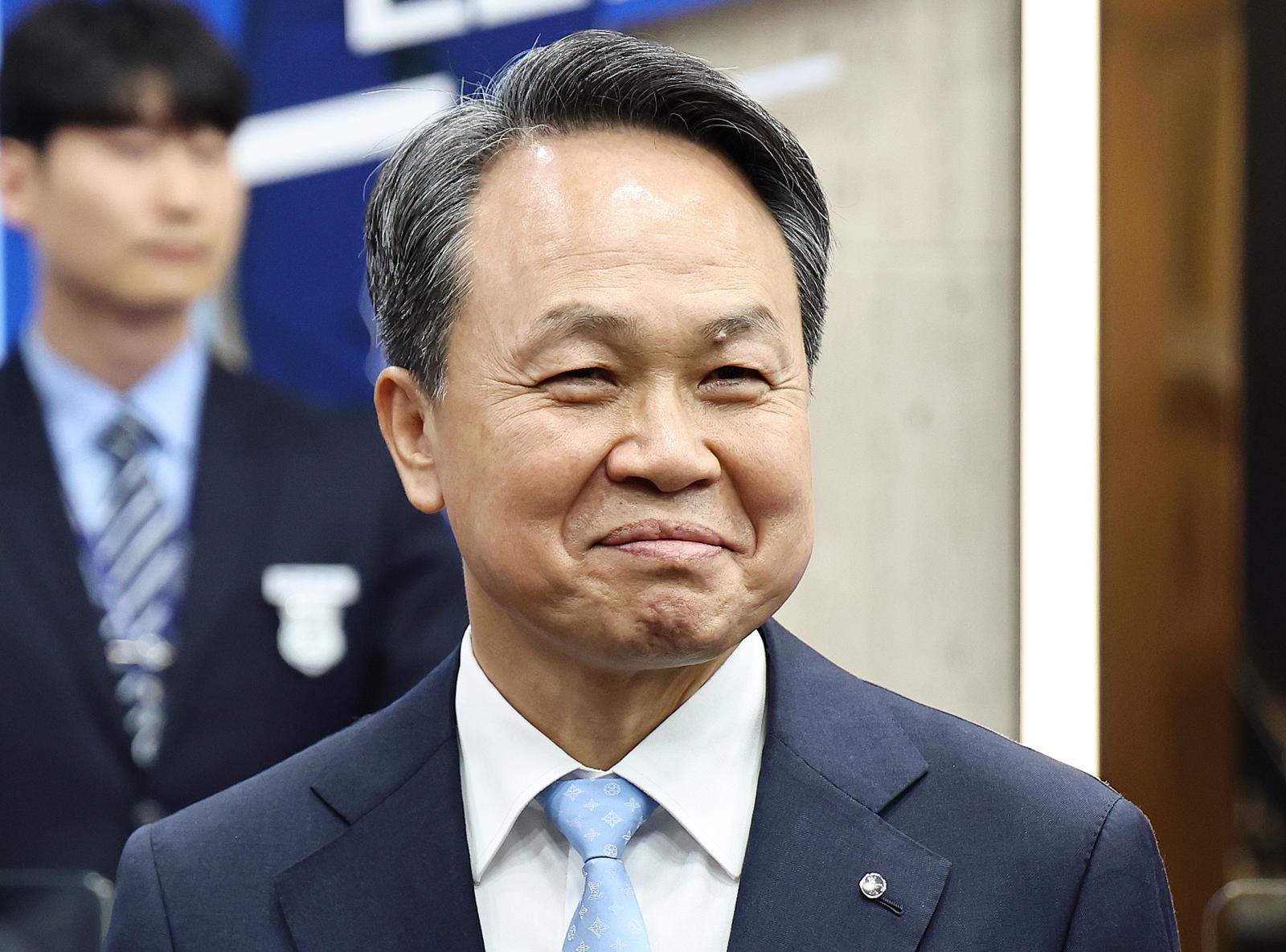 진옥동 신한금융 회장 연임 확정…이사회 의장에 곽수근