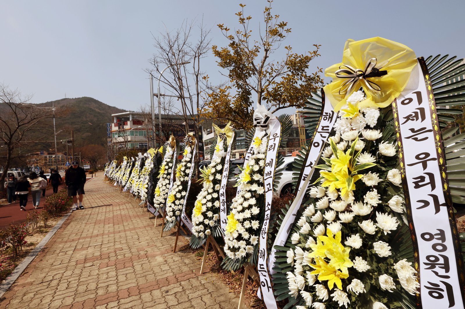 26일 광주지방법원 순천지원 앞 정문에서 부모의 학대로 숨진 생후 4월 아기 ‘해든이’를 위로하는 근조화환 140여 개가 놓여 있다. 2026.3.26 ⓒ 뉴스1