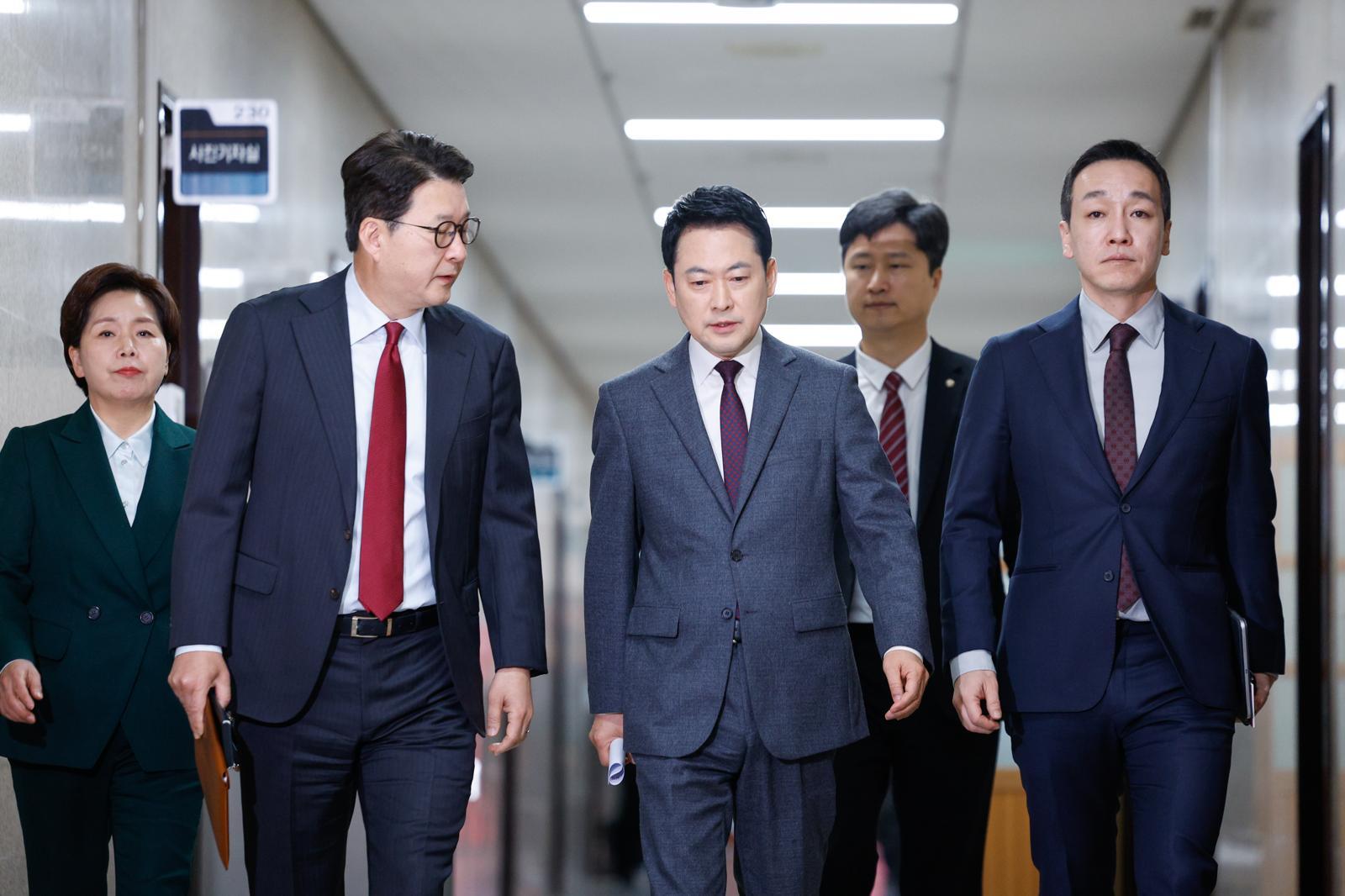 장동혁 국민의힘 대표가 26일 오전 서울 여의도 국회에서 열린 최고위원회의에 입장하고 있다. 2026.3.26 ⓒ뉴스1