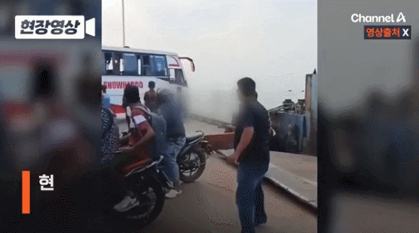 25일 오후 5시 15분경 방글라데시 중부 라즈바리 지역 다울라트디아 페리 터미널에서 승객 40~50명가량을 태운 버스가 페리 탑승 과정에서 통제력을 잃고 파드마강으로 추락했다. 출처 X