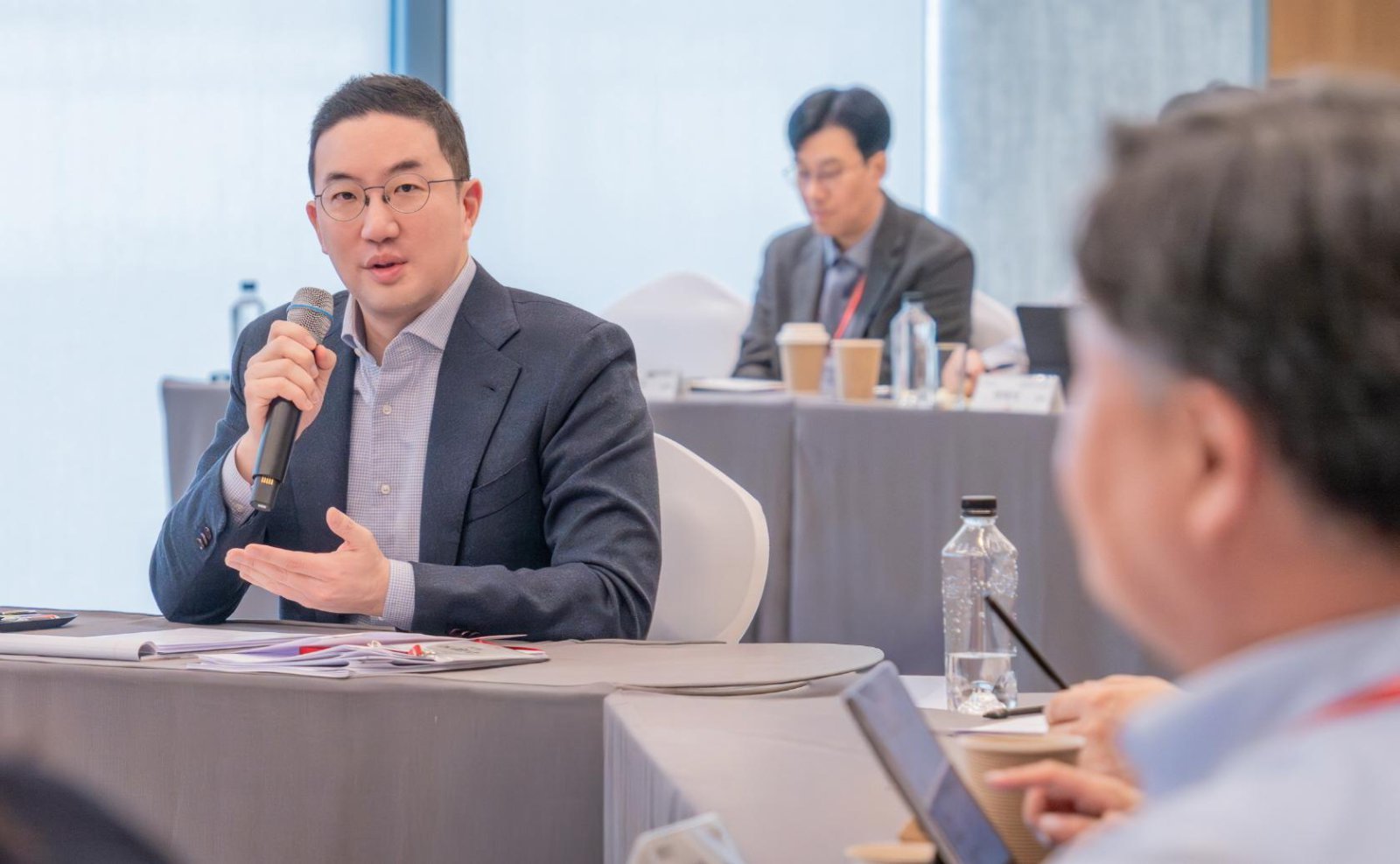 구광모 ㈜LG 대표가 25일 서울 중구 남산리더십센터에서 올해 첫 사장단 회의를 열고 속도감 있는 인공지능(AI) 전환(AX)을 당부했다. 구 대표는 “AX에는 완벽한 계획보다 빠른 실행이 필요하다”고 강조했다. ㈜LG 제공