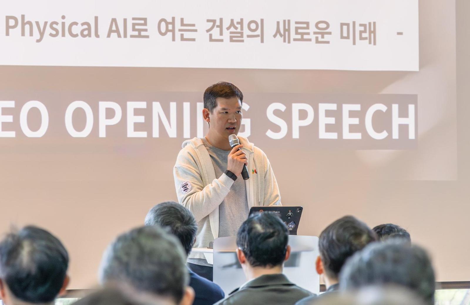 경기 용인시 엘리시안 러닝센터에서 열린 GS건설 임원 워크숍에서 허윤홍 대표가 발언하고 있다. GS건설 제공