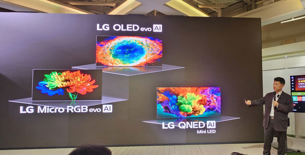 향후 LG전자 프리미엄 TV 라인업을 담당할 3개 시리즈를 소개하는 백선필 상무 / 출처=IT동아