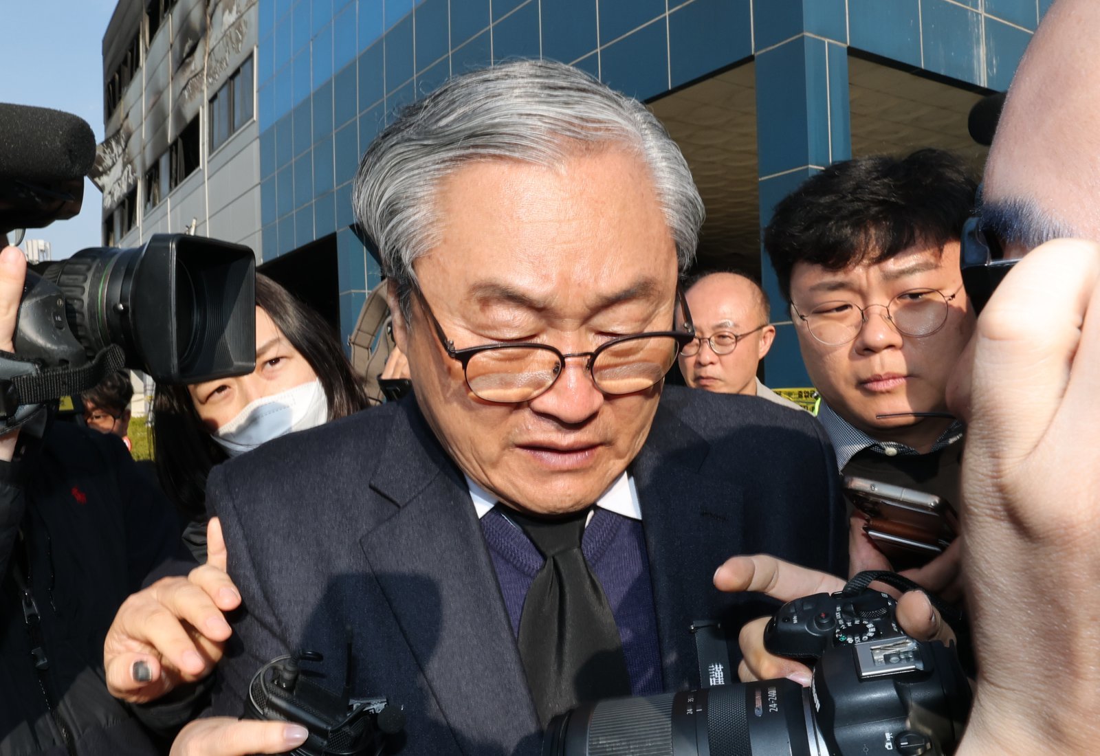 손주환 안전공업 대표가 23일 경찰·대전노동청 관계자들이 화재로 74명의 인명피해가 발생한 대전 대덕구 안전공업에 대해 압수수색을 진행하는 안전공업 사무실을 나서고 있다. 2026.3.23 뉴스1