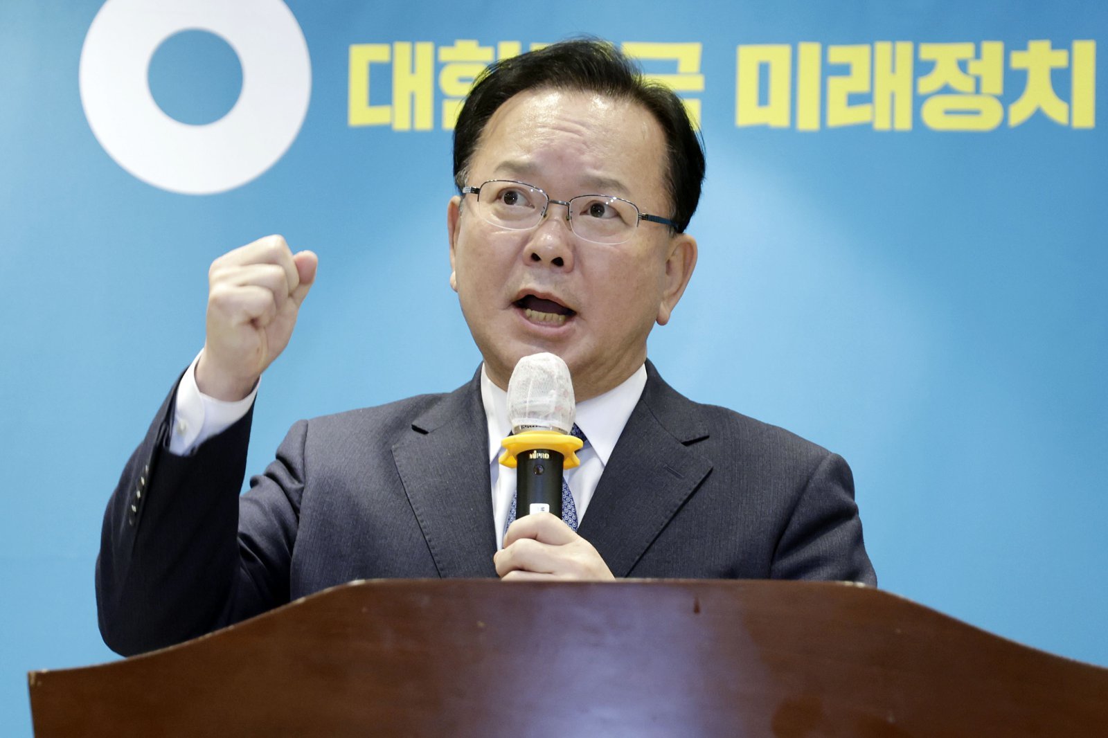 김부겸 전 국무총리가 지난해 2월 18일 경기 광명역 웨딩홀에서 열린 ‘희망과 대안’ 포럼 출범식에 참석해 인사말을 하고 있다. 2025.02.18 광명=뉴시스