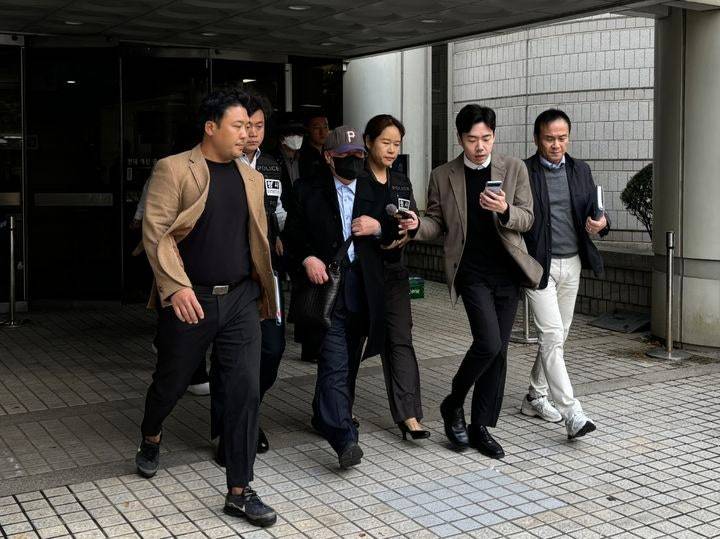 20대 여성의 낙태 수술을 진행한 혐의를 받는 산부인과 병원장과 수술을 집도한 산부인과 전문의가 23일 오후 서울 서초구 서울중앙지법에서 열린 구속 전 피의자 심문(영장실질심사)을 마치고 나오고 있다. 2024.10.23 뉴시스