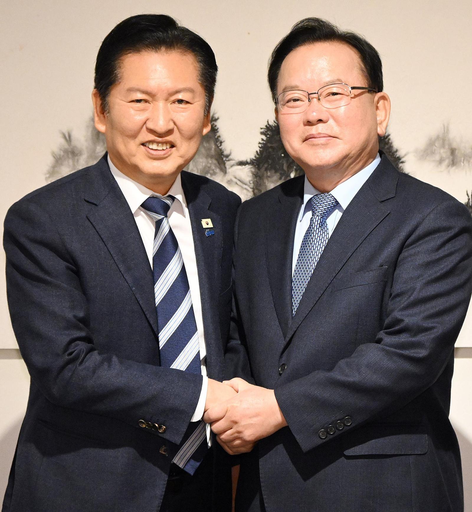 더불어민주당 정청래 대표(왼쪽)와 김부겸 전 국무총리가 26일 서울 중구의 한 식당에서 손을 맞잡고 있다. 이 자리에서 정 대표는 6·3 지방선거 대구시장 선거에 출마해 달라고 요청했고, 김 전 총리는 “다른 얘기 못 하게 대못을 박는다”고 웃으며 답했다. 사진공동취재단