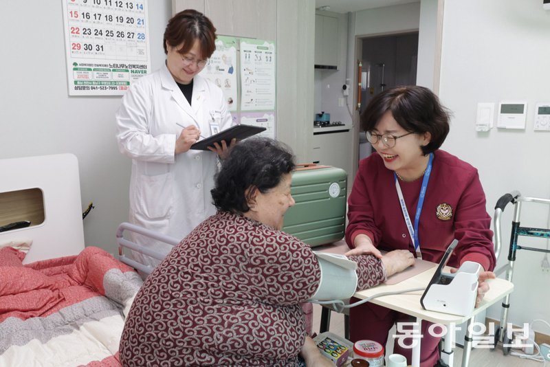 25일 충남 천안시의 퇴원 환자 단기 입소 시설 ‘중간집’에서 간호사가 김형자 씨(73·왼쪽)의 혈압을 측정하고 있다. 김씨는 중간집에서 건강을 회복한 뒤 집에서 방문 간호 등 통합돌봄 서비스를 받을 예정이다. 천안=변영욱 기자cut@donga.com