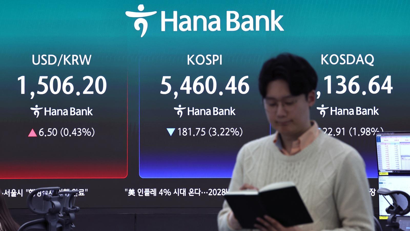 26일 오후 서울 중구 하나은행 딜링룸 전광판에 코스피 지수가 표시되고 있다. 이날 코스피는 전 거래일 대비 181.75포인트(3.22%) 내린 5460.46으로 장을 마쳤고, 코스닥도 22.91포인트(1.98%) 내린 1136.64로 장을 마감했다. 원달러환율은 1500원을 돌파했다. 2026.3.26/뉴스1