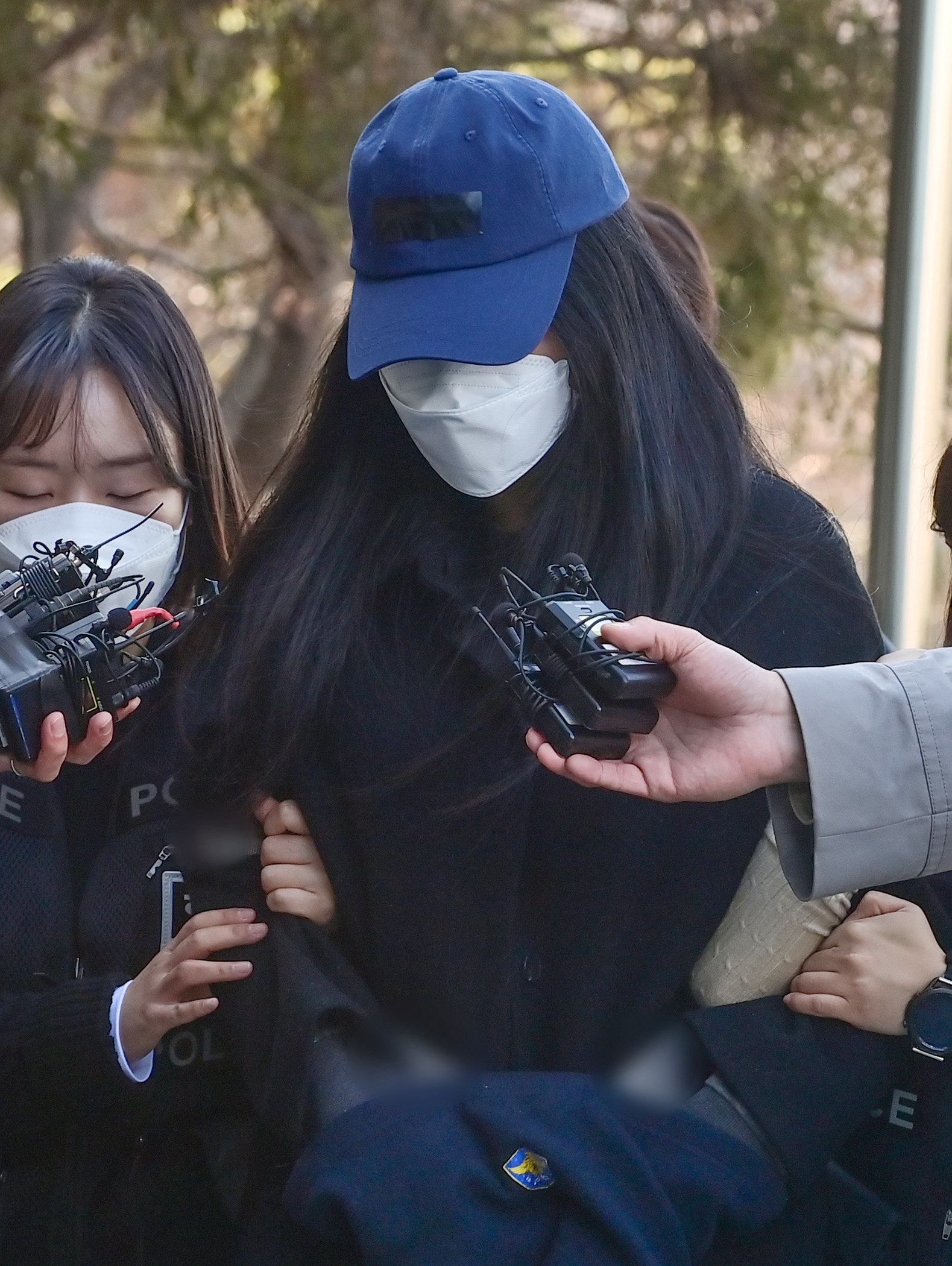 세 살배기 딸을 학대해 숨지게 한 30대 친모가 19일 경기 안산시 수원지방법원 안산지원에서 열린 구속 전 피의자 심문(영장실질심사)에 출석하고 있다.  수원=뉴시스