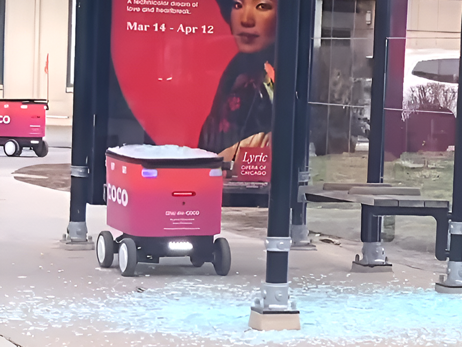 “사람 칠까 무섭다”…버스 정류장 습격한 美 배달 로봇들