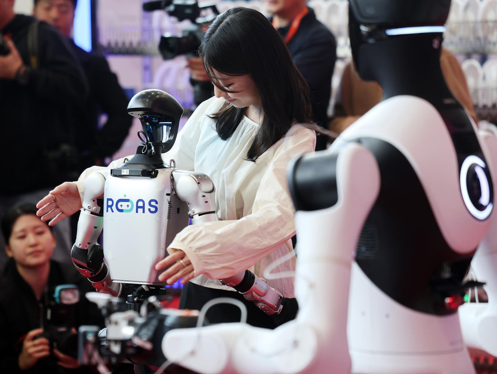 “벌써 1만명 넘게 땄다”…중국서 뜬 ‘AI 자격증’ 뭐길래