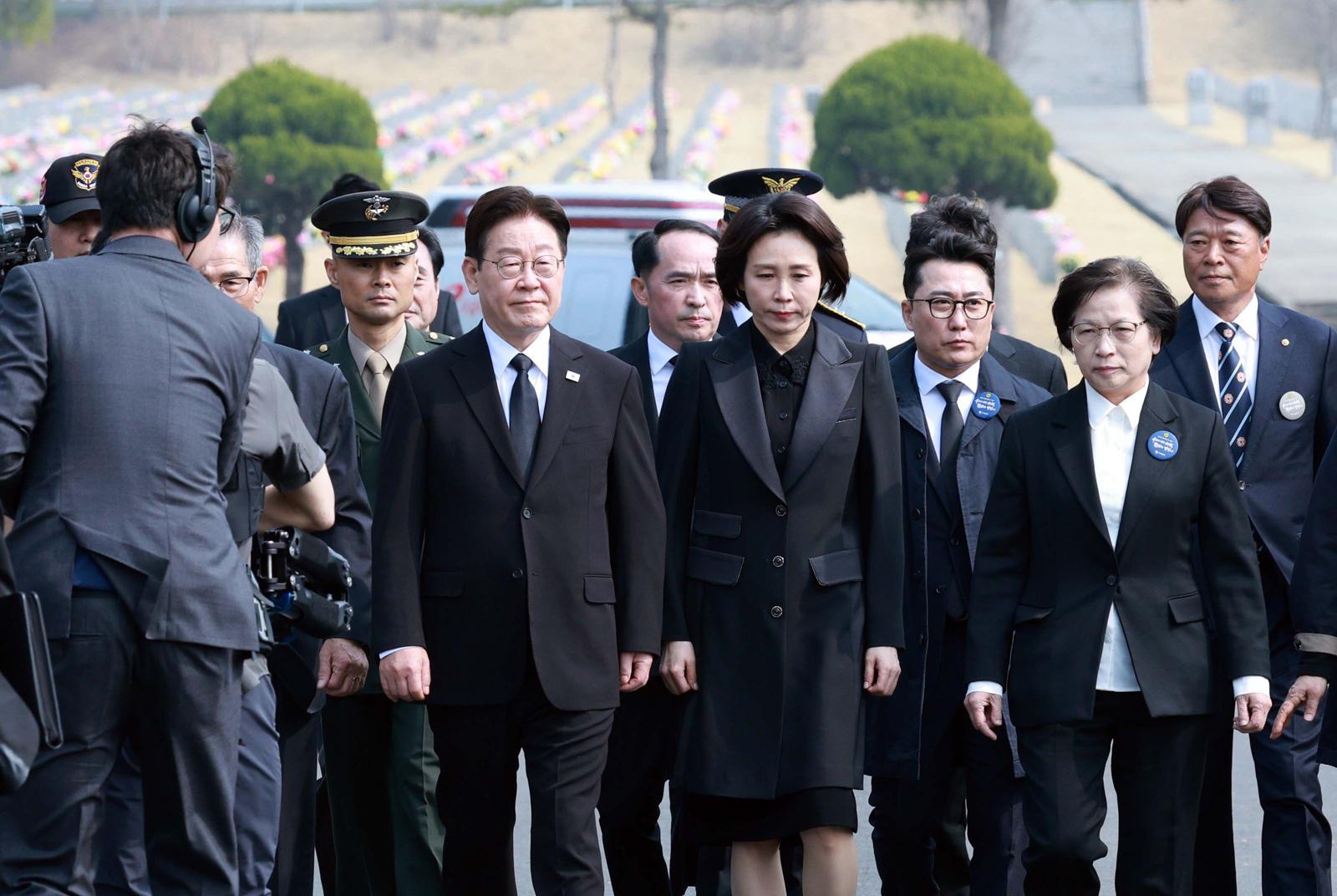 이재명 대통령과 김혜경 여사가 27일 국립대전현충원에서 열린 제11회 서해수호의 날 기념식에 입장하고 있다. 뉴시스