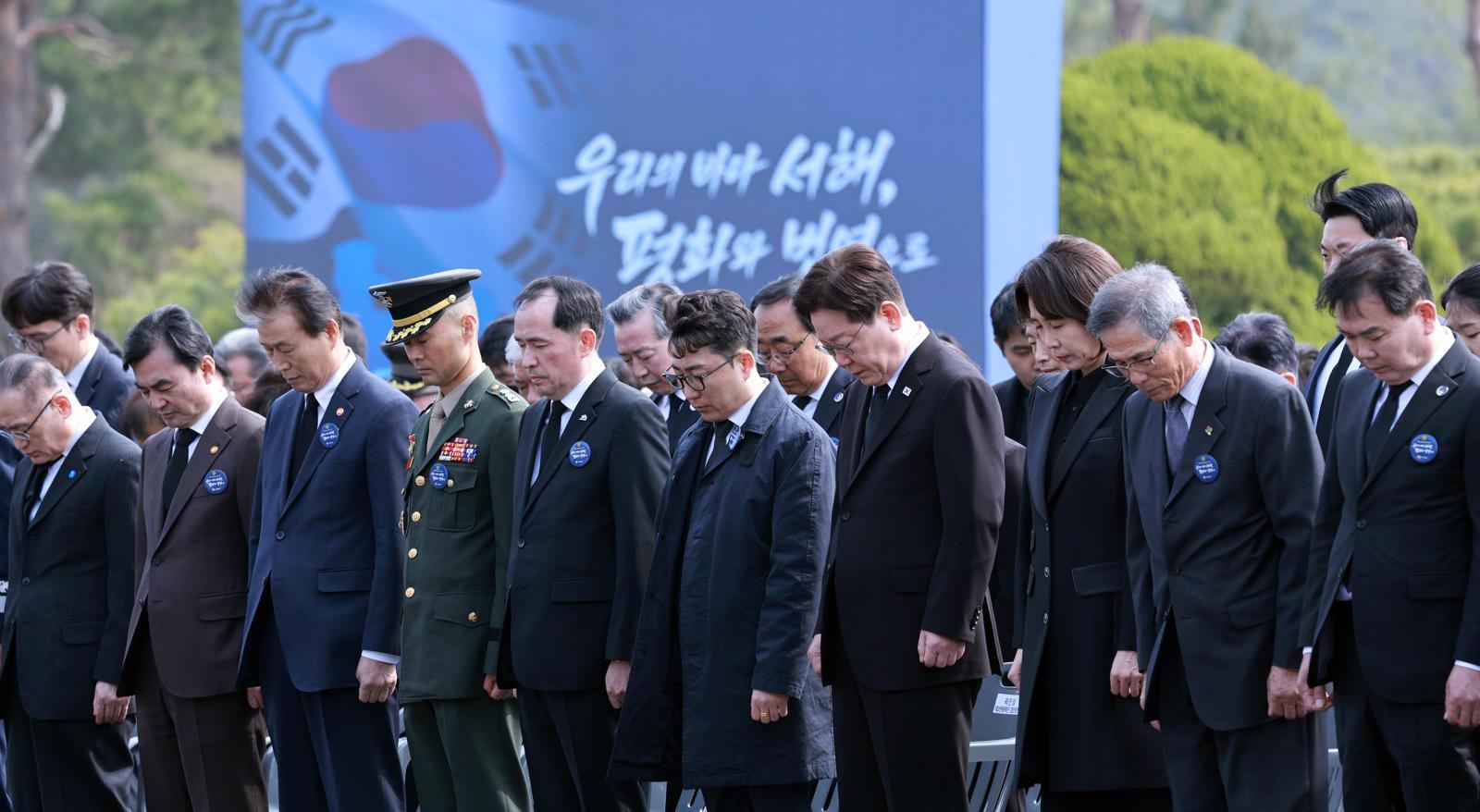 이재명 대통령과 김혜경 여사가 27일 국립대전현충원에서 열린 제11회 서해수호의 날 기념식에서 묵념하고 있다. 뉴시스