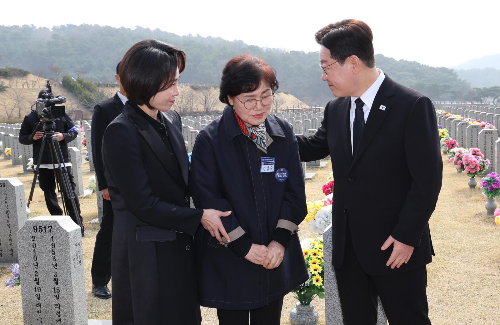이재명 대통령과 김혜경 여사가 27일 국립대전현충원에서 열린 제11회 서해수호의 날 기념식에 앞서 고(故) 한주호 준위 배우자를 위로하고 있다. 뉴시스