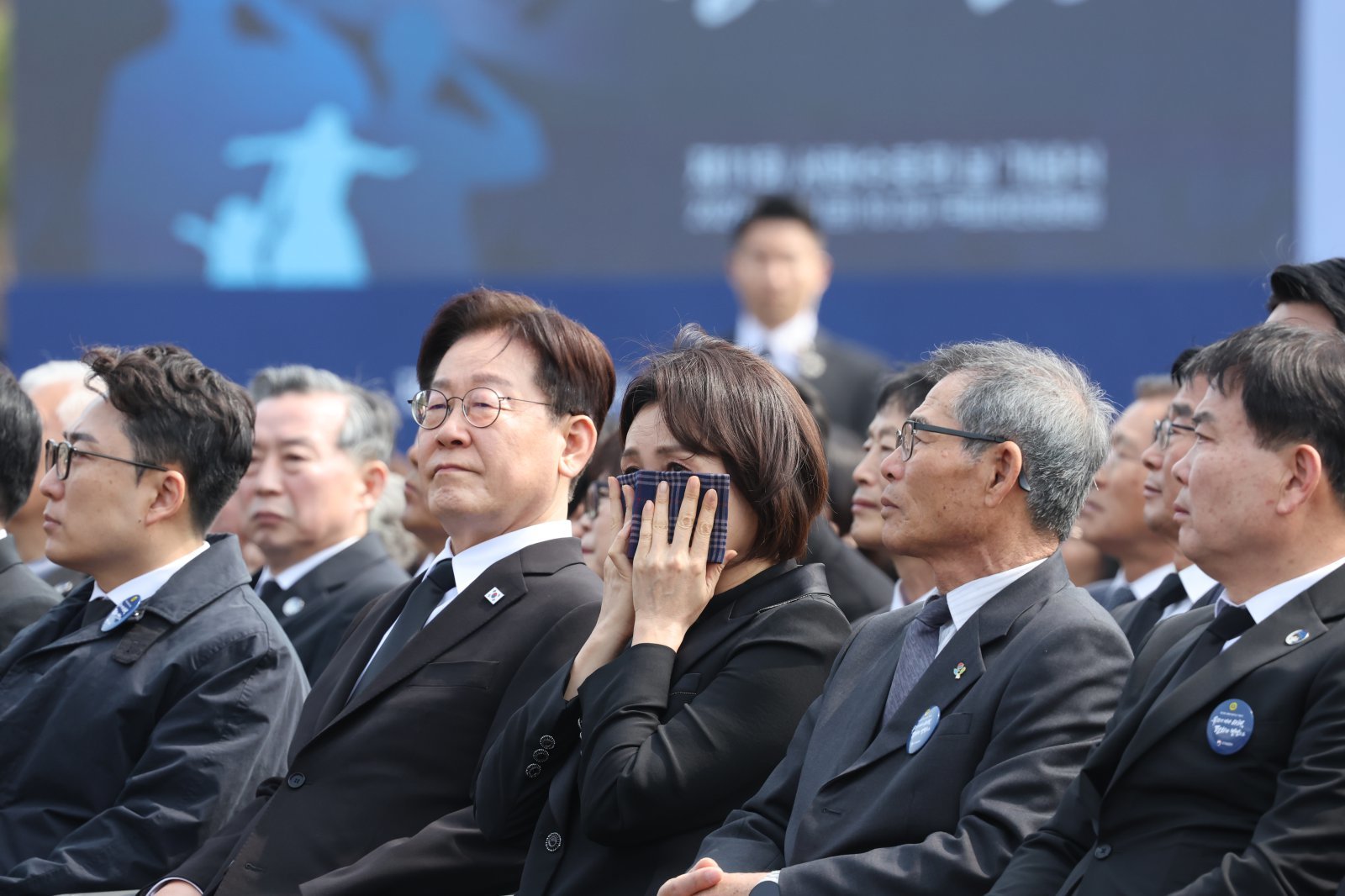 김혜경 여사가 27일 국립대전현충원에서 열린 제11회 서해수호의 날 기념식에서 영상을 보며 눈물을 흘리고 있다. 2026.3.27 뉴스1