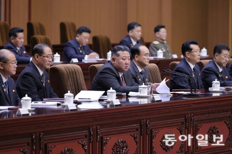 김정은(앞줄 왼쪽에서 세 번째)이 23일 최고인민회의 제15기 제1차 회의 석상에 앉아 있다. 김정은은 이날 회의에서 국가보안성을 국가정보국으로 바꾸겠다고 발표했다.