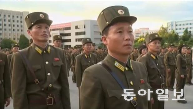 충성맹세를 하고 있는 북한 보위원들. 이들이 입고 있는 정복은 북한군 군복과 유사해 한눈에 분별하기 쉽지 않다. 동아일보 DB