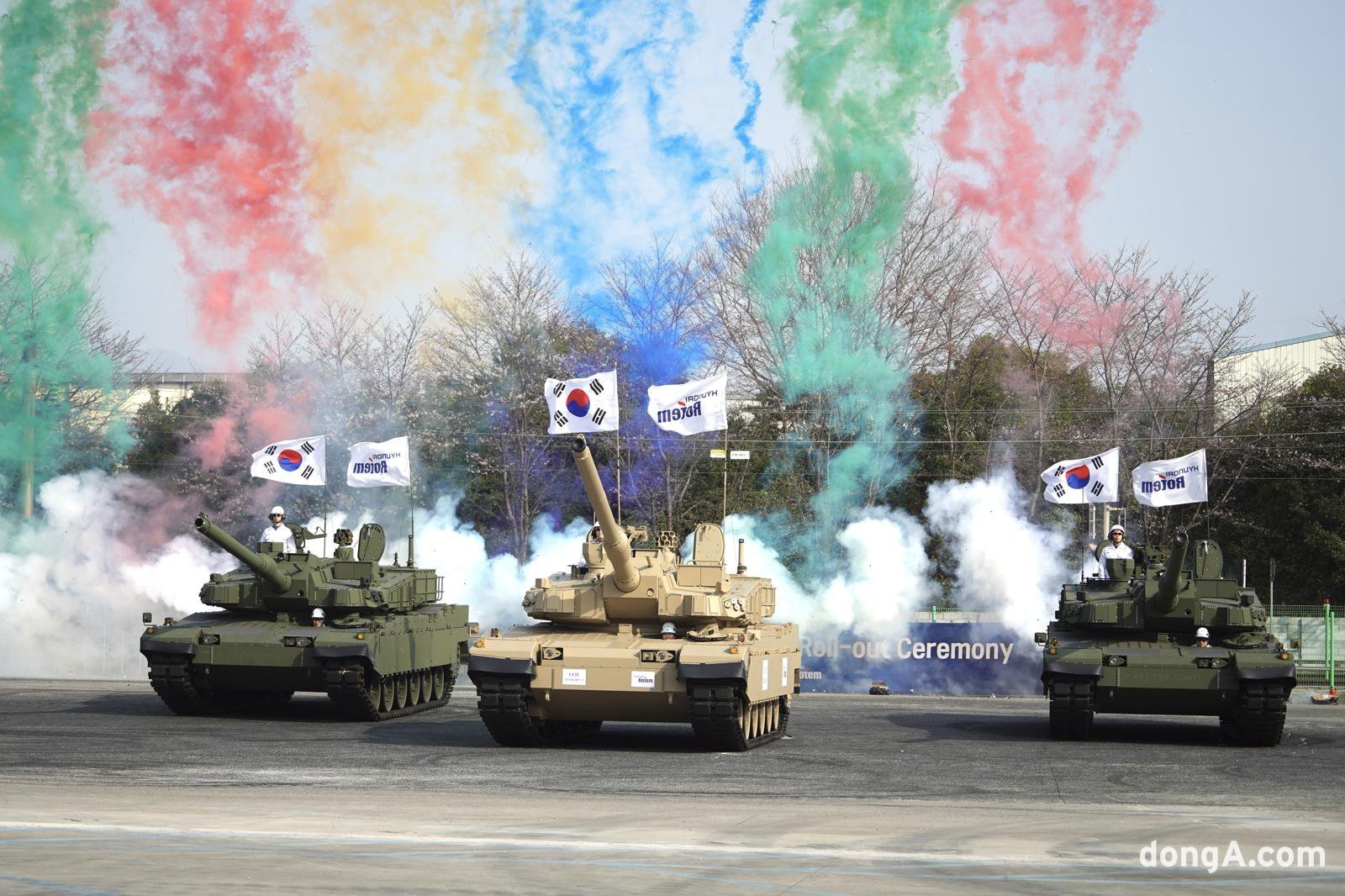 현대로템 중동형 K2 전차(K2ME, 가운데)와 폴란드형 K2 전차(K2PL). 현대로템 제공