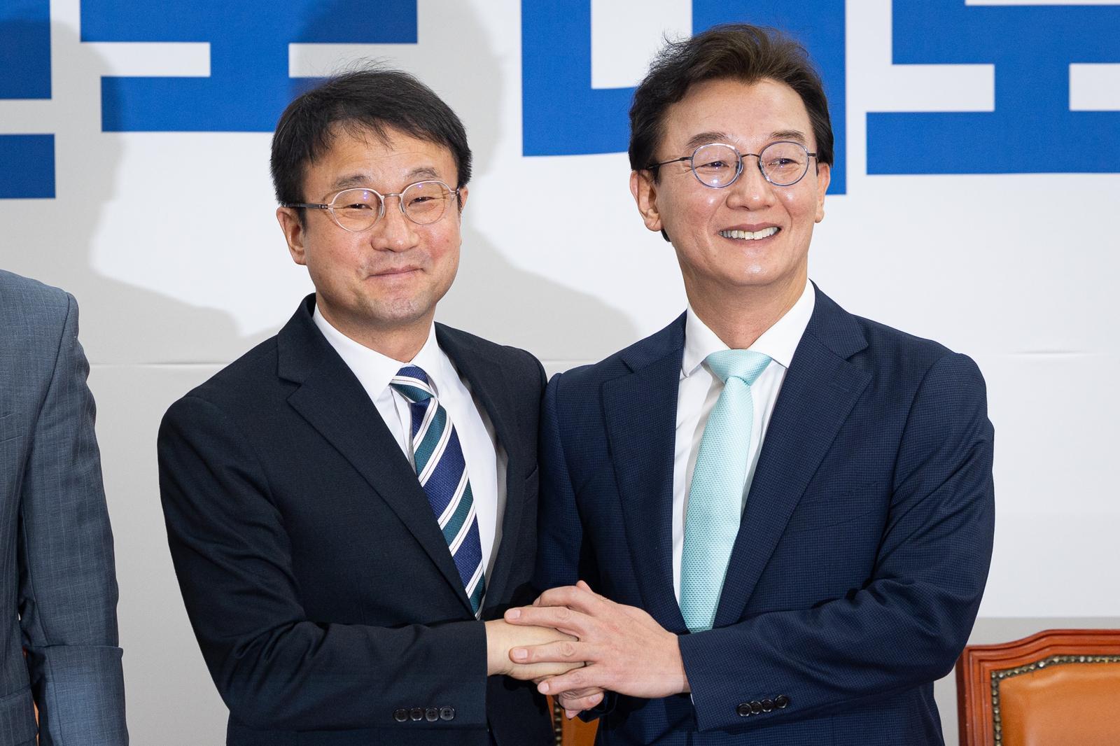 한병도 더불어민주당 원내대표와 전재수 의원. 2026.3.24/뉴스1