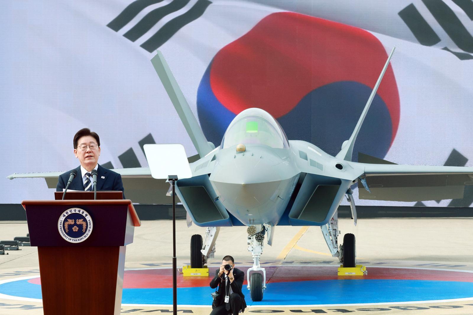 이재명 대통령이 25일 경남 사천 한국항공우주산업(KAI)에서 열린 KF-21 양산 1호기 출고식에서 격려사를 하고 있다. 뉴시스
