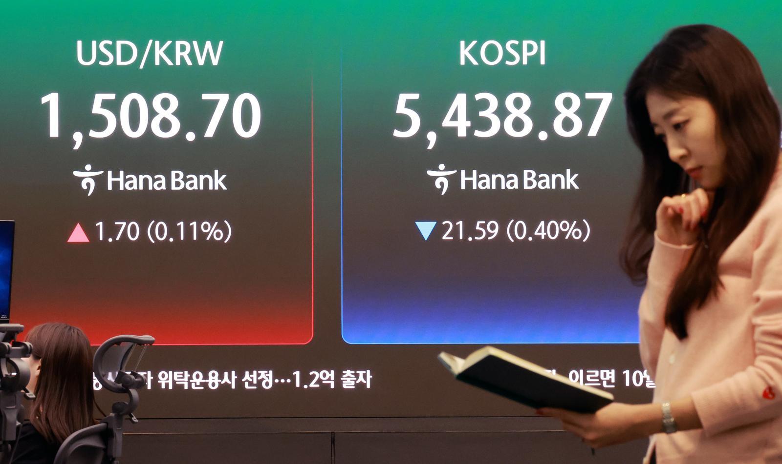 27일 서울 중구 하나은행 본점 딜링룸 전광판에 종가가 표시되고 있다. 이날 코스피지수는 전일 대비 21.59포인트(p)(0.40%) 내린 5438.87, 코스닥은 4.87p(0.43%) 오른 1141.51로 장을 마감했다. 달러·원 환율은 전일 대비 1.7원 오른 1508.70원에 거래되고 있다. 2026.3.27/뉴스1