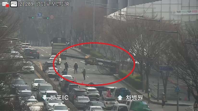 신논현역 근처 공사장서 천공기 넘어져…“차량 통제 중”