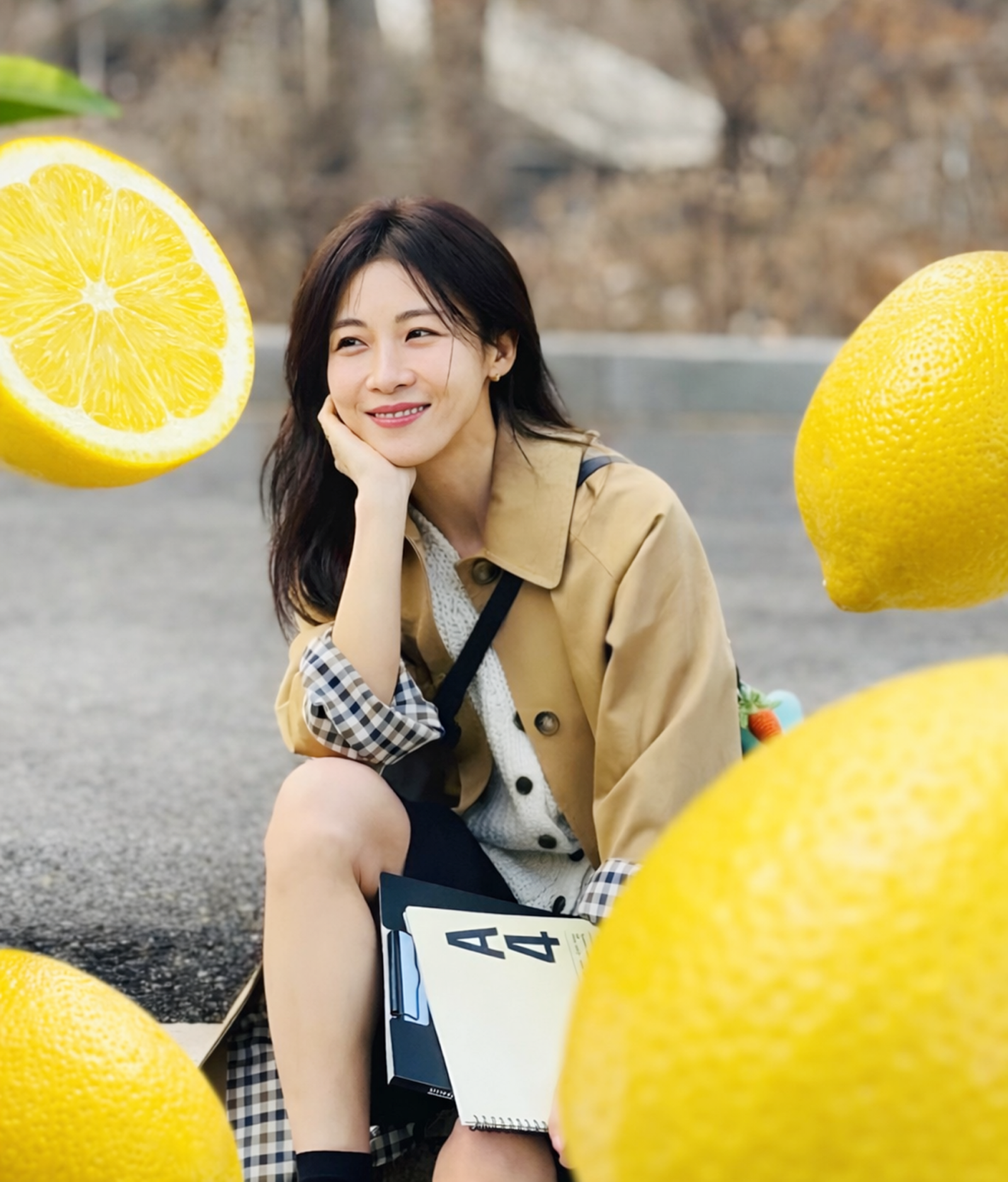 배우 하지원이 야외에서 휴식을 취하며 미소 짓고 있는 모습. 레몬꿀차를 15년째 마셔온 동안 관리 습관을 공개해 관심을 모았다. 하지원 인스타그램 사진에 레몬 합성. 챗GPT 합성 이미지