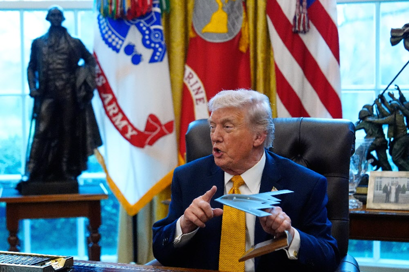 도널드 트럼프 미국 대통령이 16일(현지 시간) 백악관에서 미국 공군의 스텔스 폭격기 B-2 스피릿 모형을 들고 있다. 워싱턴=AP 뉴시스