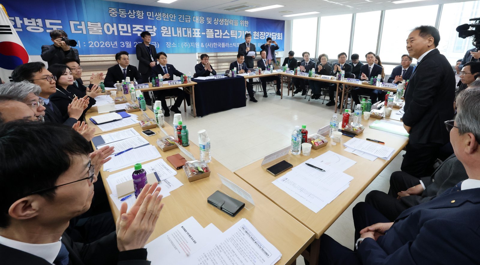 한병도 더불어민주당 원내대표가 27일 경기 광주시에 위치한 한 플라스틱 기업에서 열린 중동상황 긴급대응 상생협력을 위한 더불어민주당-플라스틱기업 현장간담회에서 참석 중소기업들의 애로사항을 청취하고 있다. (공동취재) 2026.3.27 뉴스1