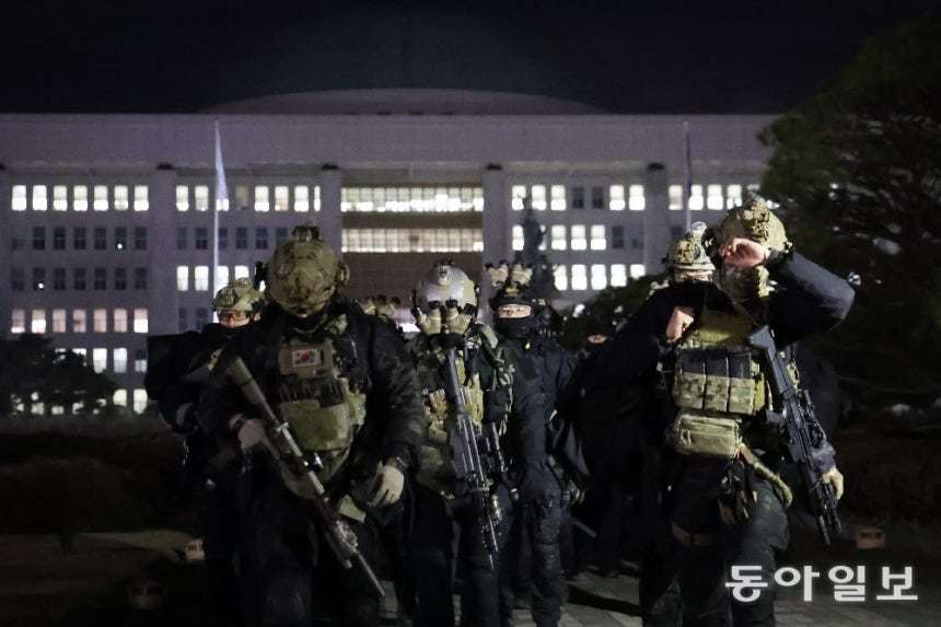 비상계엄 해제 요구 결의안이 국회 본회의에서 통과된 2024년 12월 4일 새벽 무장한 계엄군이 서울 영등포구 국회에서 얼굴을 가리고, 고개를 숙인 채 철수하고 있다. 동아일보 DB