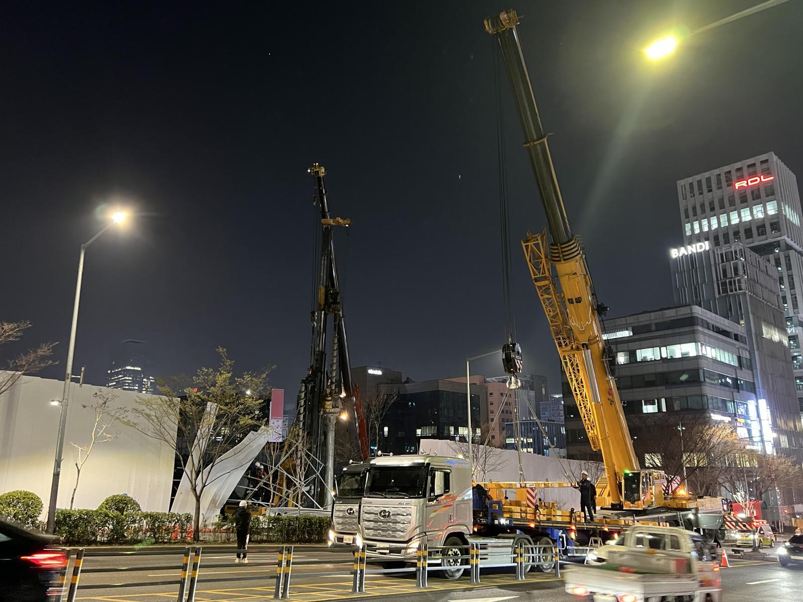 도로 덮친 강남 르메르디앙 부지 천공기… 저녁까지 도로 통제