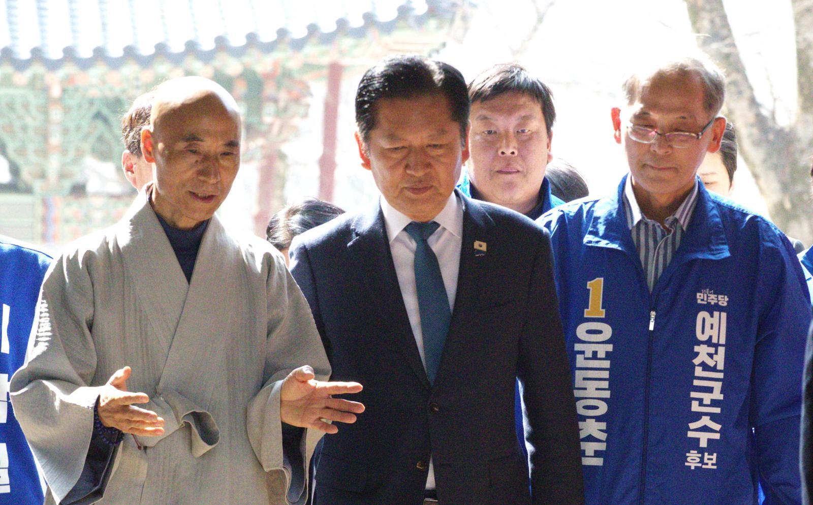 정청래, 작년 산불 의성 방문 더불어민주당 정청래 대표(앞줄 가운데)가 27일 지방선거 예비후보들과 함께 경북 의성 고운사를 방문해 지난해 봄 대형 산불로 피해를 당한 현장을 둘러보고 있다. 의성=뉴스1
