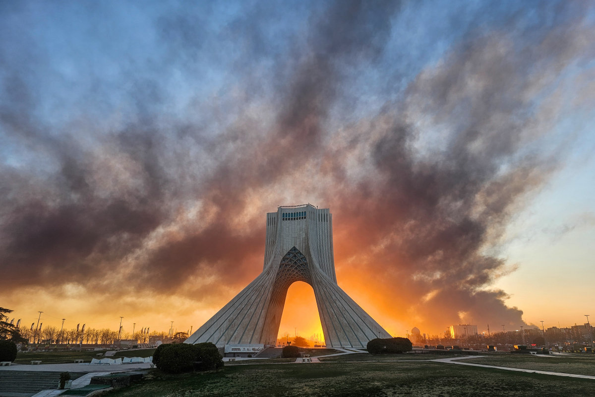 3월 3일 미국·이스라엘의 공격으로 이란 테헤란 ‘자유의 탑’(Azadi Tower) 뒤에 연기가 치솟고 있다. 뉴시스