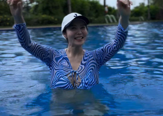 박지윤, 물속에서도 감출수없는 볼륨감…글래머 수영복 자태