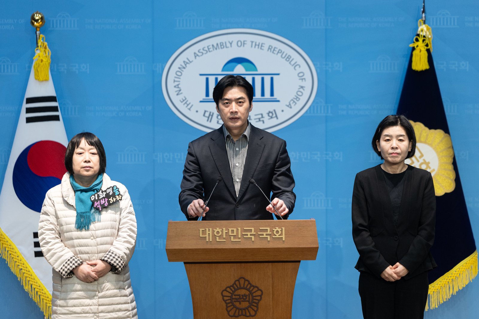 한준호 더불어민주당 의원과 이화영 전 경기도 평화부지사의 부인 백정화 씨가 27일 서울 여의도 국회 소통관에서 대북송금 사건 국정조사, 이 전 부지사 석방, 박상용 검사 즉각 파면 등을 촉구하는 기자회견을 하고 있다. 2026.3.27 뉴스1
