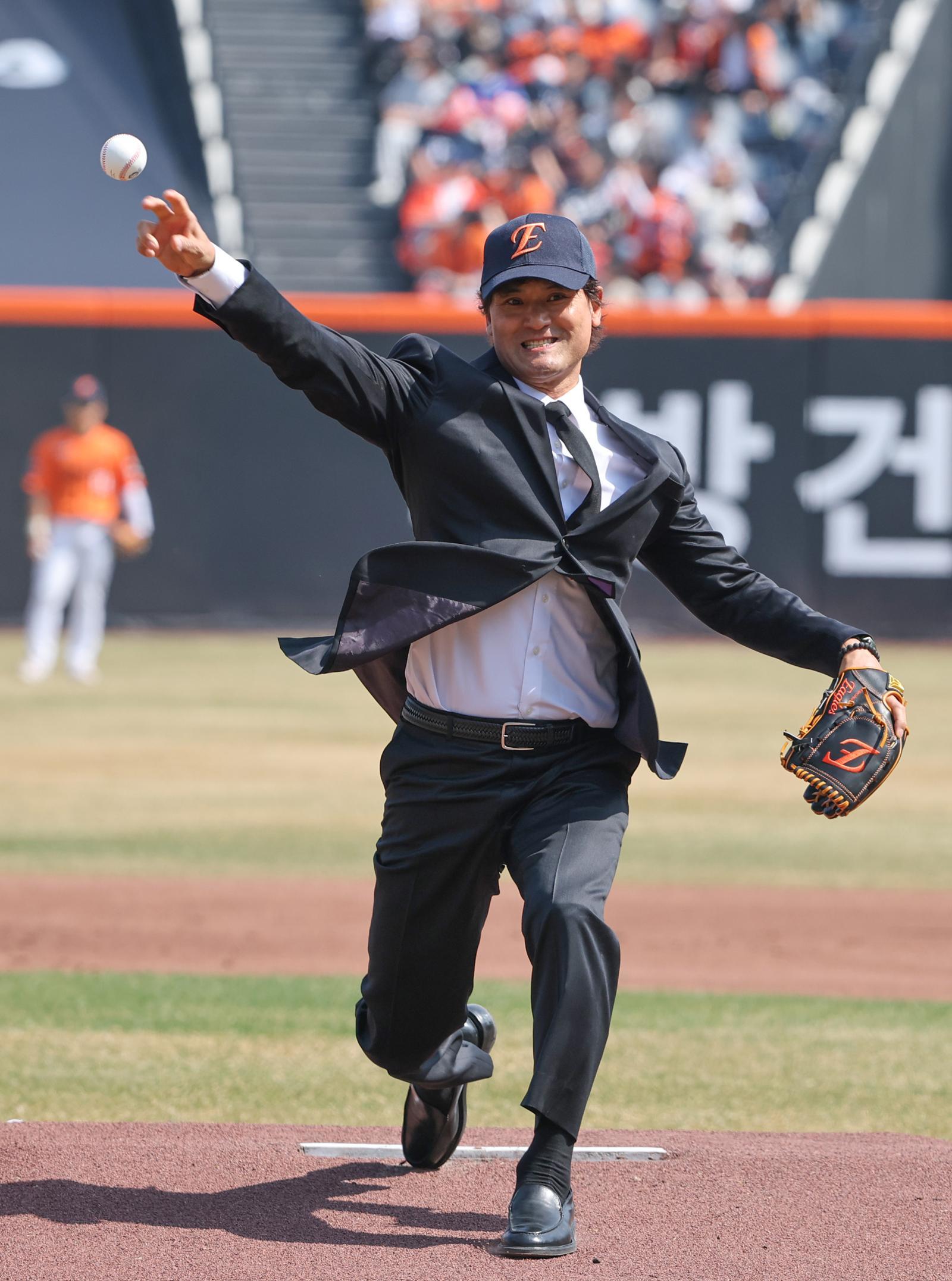한화 시구자로 나선 박찬호, 검은색 양복 입고 공 던진 이유는