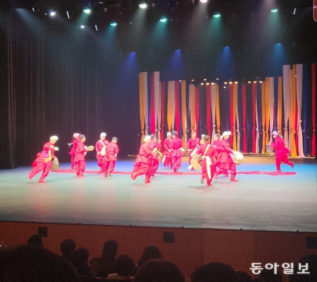 국립부산국악원 연희부가 27일 부산 부산진구 국립부산국악원 연악당에서 정기공연 ‘농악-뿌리’를 선보이고 있다. 김화영 기자 run@donga.com