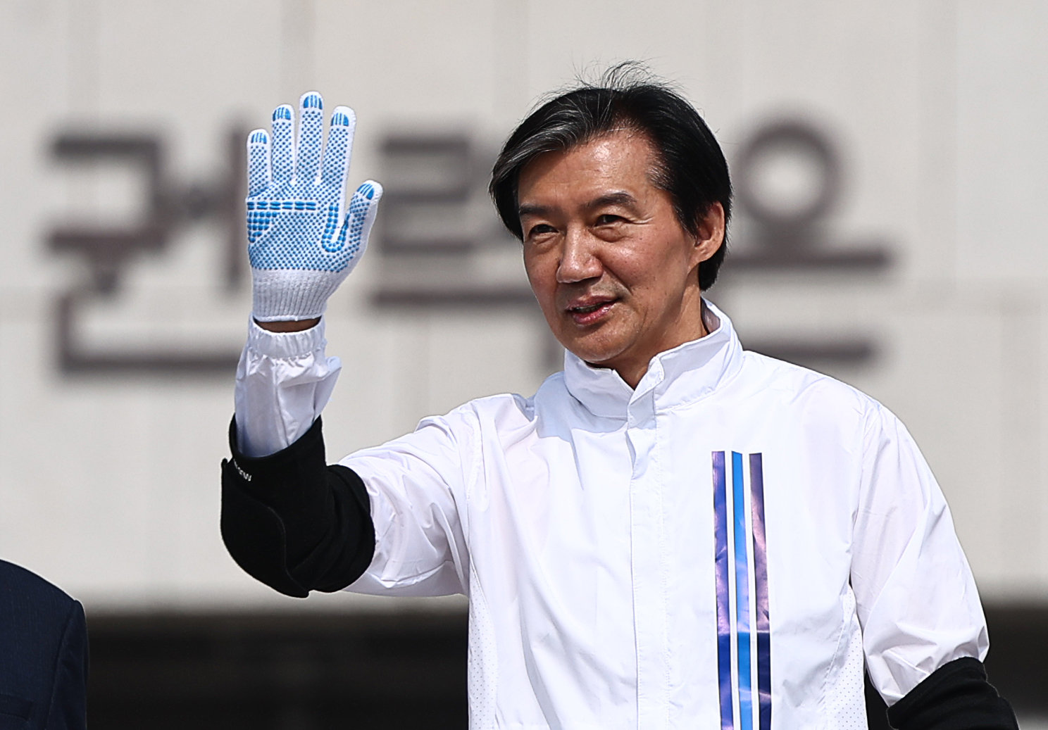 조국 조국혁신당 대표가 26일 오전 서울 여의도 국회 본청 앞에서 정치개혁 촉구 개혁진보 4당 삼보일배를 하기 위해 이동하고 있다. 2025.03.26. [서울=뉴시스]
