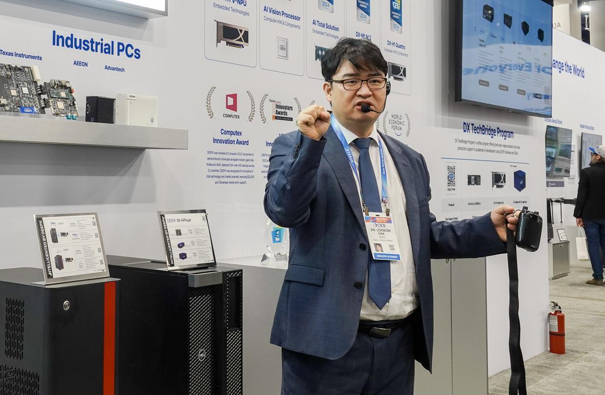 1월 미국 라스베이거스에서 열린 세계 최대 정보기술(IT)·가전 전시회 ‘CES 2026’에서 김녹원 딥엑스 대표가 딥엑스의 제품 구성을 설명하고 있다. 딥엑스 제공