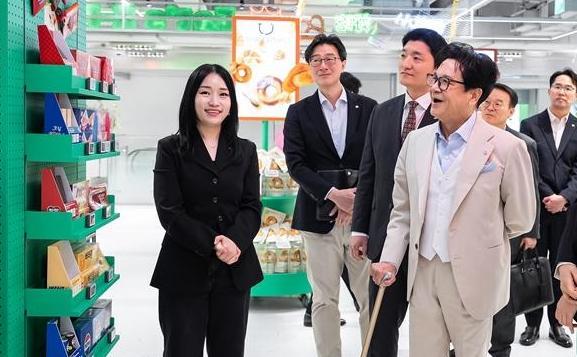 26일 서울 중구 ‘CJ올리브영 센트럴 명동 타운’서 현장 점검을 진행한 이재현 CJ그룹 회장(오른쪽). CJ그룹 제공