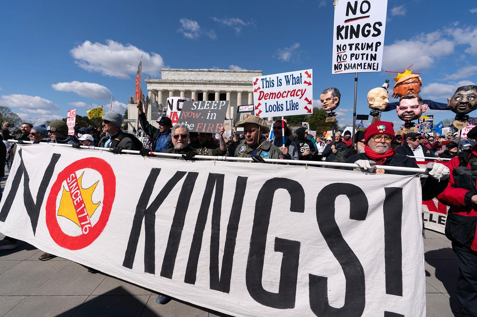 28일(현지 시간) 미국 워싱턴 링컨 기념관 앞에서 ‘노 킹스’(No Kings) 시위 참가자들이 플래카드를 들고 행진을 하고 있다. 이날 미국 전역에서 도널드 트럼프 대통령의 이란 전쟁에 반대하는 대규모 ‘노 킹스’ 시위가 열렸다. 2026.03.29 워싱턴=AP 뉴시스