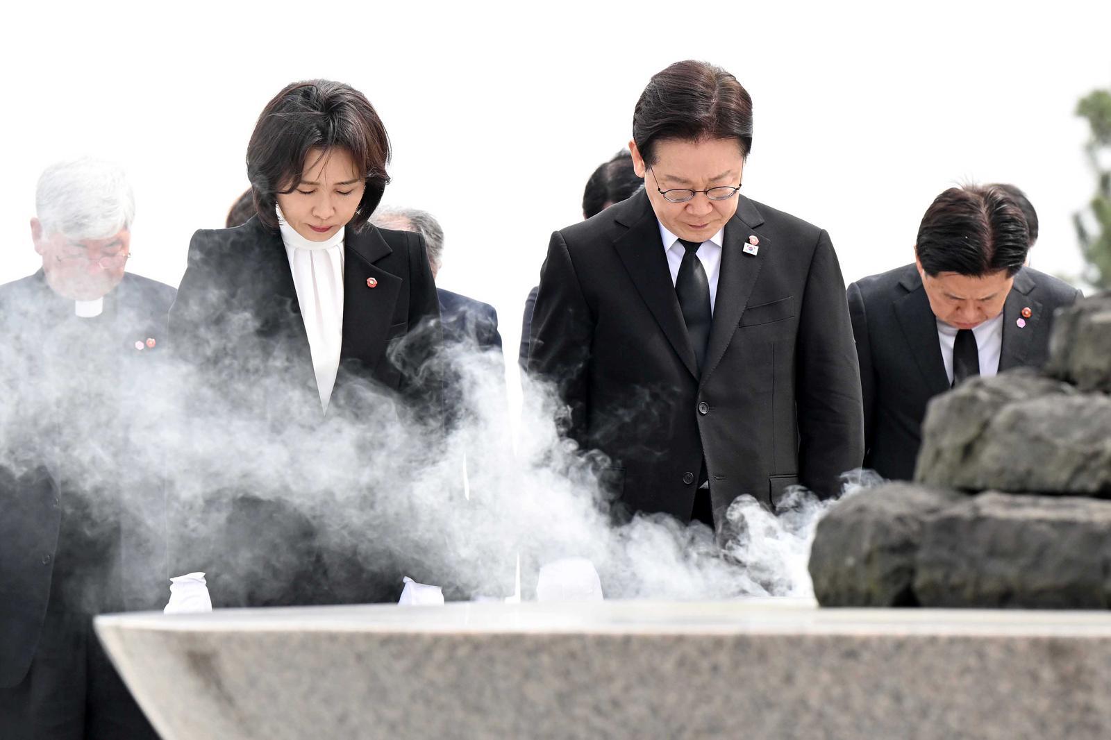 이재명 대통령과 김혜경 여사가 29일 제주 4.3평화공원을 방문해 참배하고 있다. 제주=뉴시스