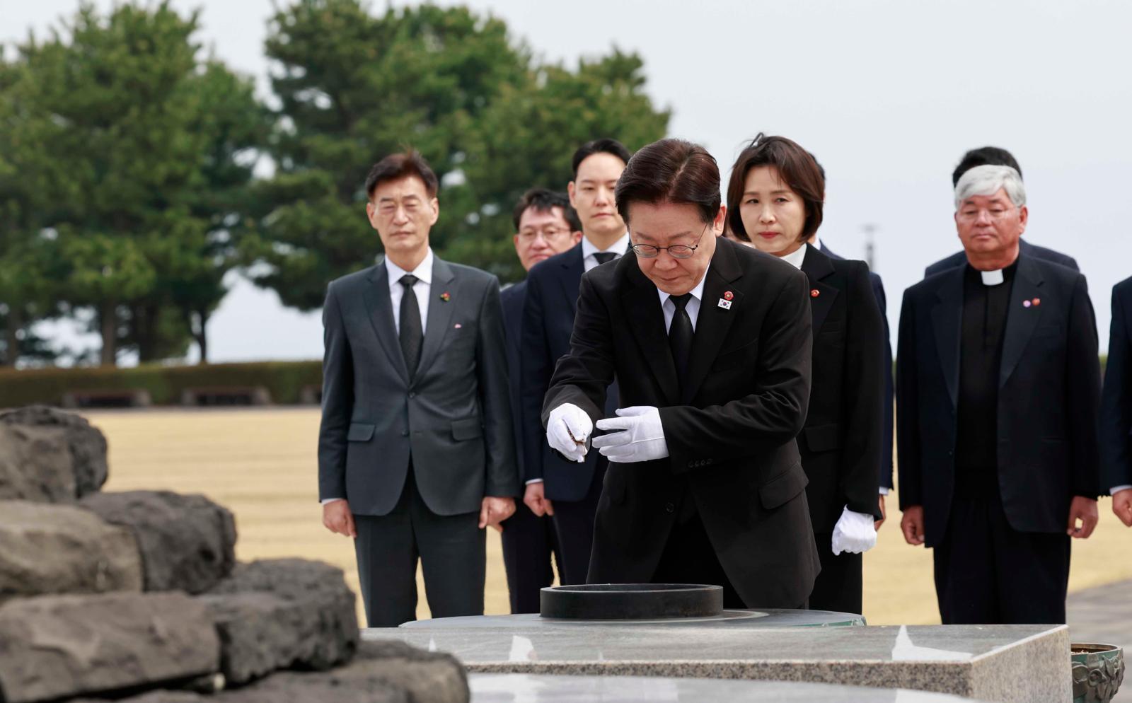 제주4·3사건 제78주기를 앞둔 29일 제주4·3평화공원을 방문한 이재명 대통령과 김혜경 여사가 위령탑에서 분향하고 있다. 제주=청와대사진기자단