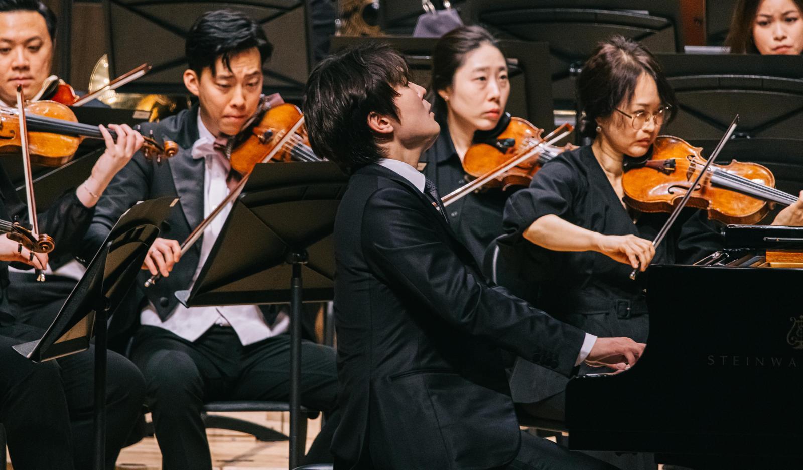 27일 경남 통영시 통영국제음악당 콘서트홀에서 열린 통영국제음악제에서 연주 중인 피아니스트 조성진. 이날 그는 쇼팽의 ‘피아노 협주곡 제2번 F단조’를 협연하며 짝사랑의 다면적인 감정을 입체적으로 풀어냈다. 통영국제음악재단 제공