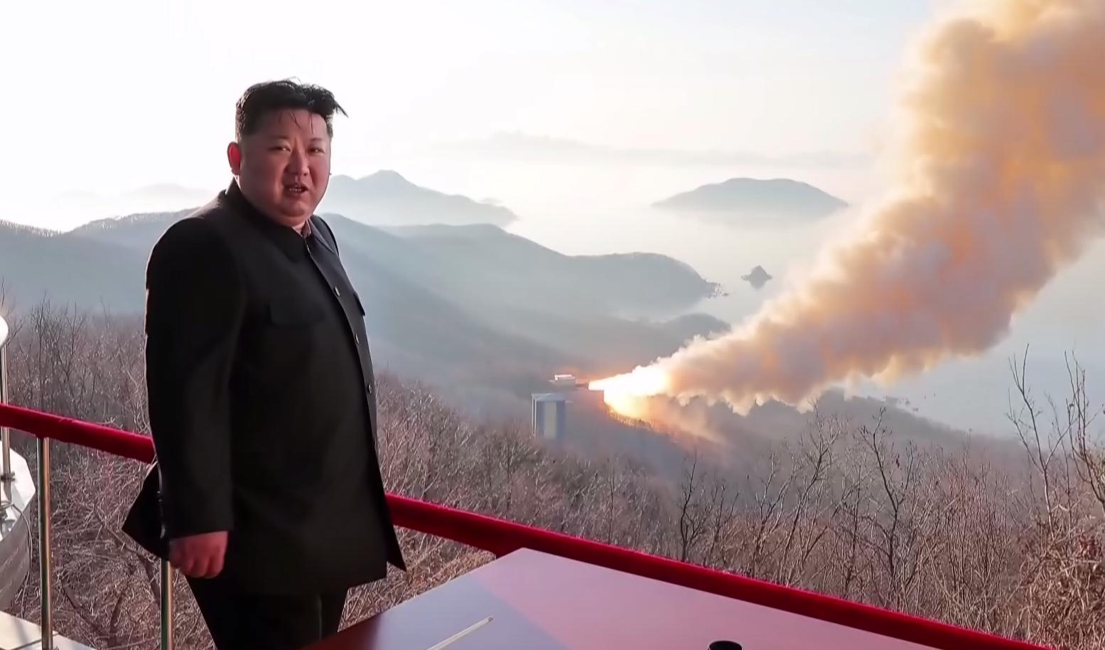 북한 조선중앙TV는 29일 김정은 국무위원장이 탄소섬유 복합재료를 이용한 대출력 고체엔진 지상분출 시험을 참관했다고 보도했다. 지상분출 시험은 엔진을 발사장에 설치한 뒤 실제로 점화시키는 것으로, 발사장에서 연기가 피어오르고 있다. 조선중앙TV 캡처 뉴시스